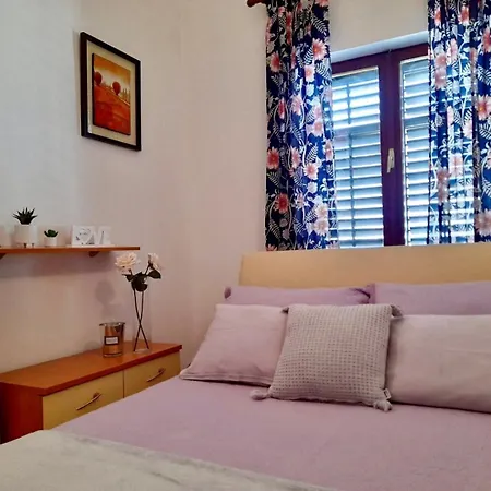 Apartman Bozo With A Balcony *