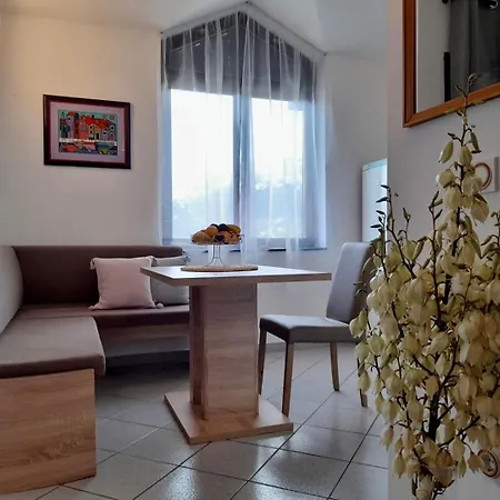 Apartman Bozo With A Balcony Baška